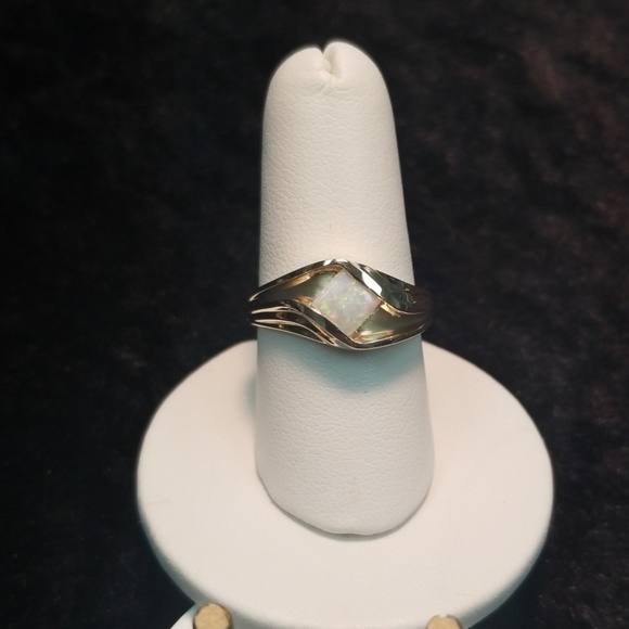 10k yellow gold Opal ring - Picture 1 of 4